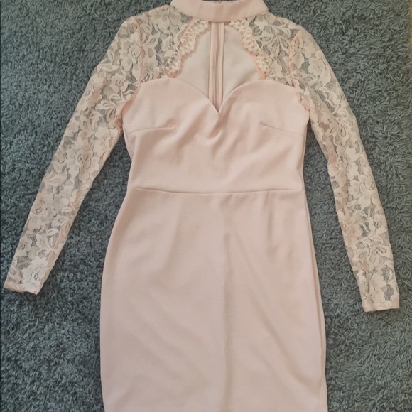 Beautiful peachy pink dress with lace sleeves - Picture 3 of 7